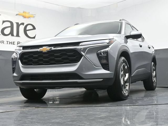 Used 2025 Chevrolet Trax LT w/ Driver Confidence Package FWD image 4