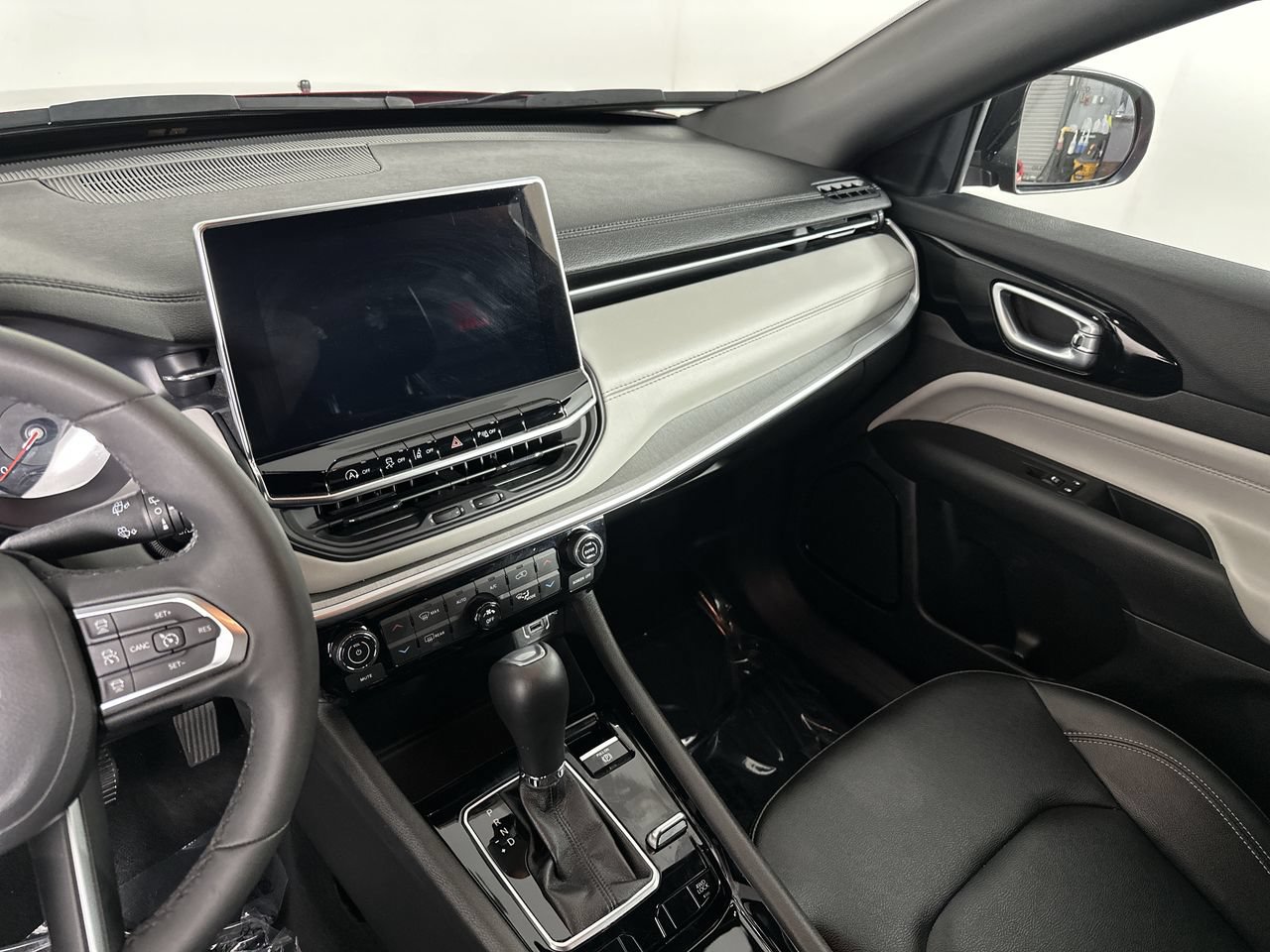 Used 2025 Jeep Compass Limited AWD/4WD image 11