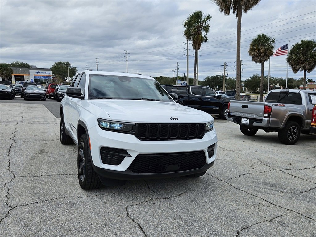 Used 2024 Jeep Grand Cherokee Altitude image 2