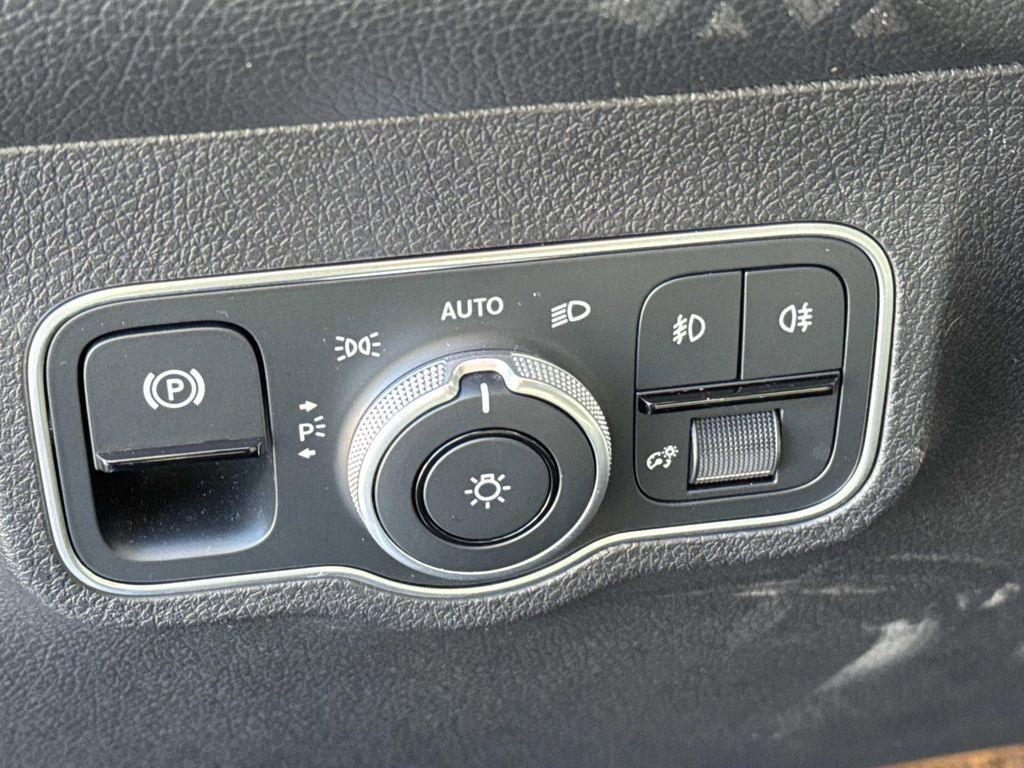 Used 2025 Mercedes-Benz GLB 250 image 21