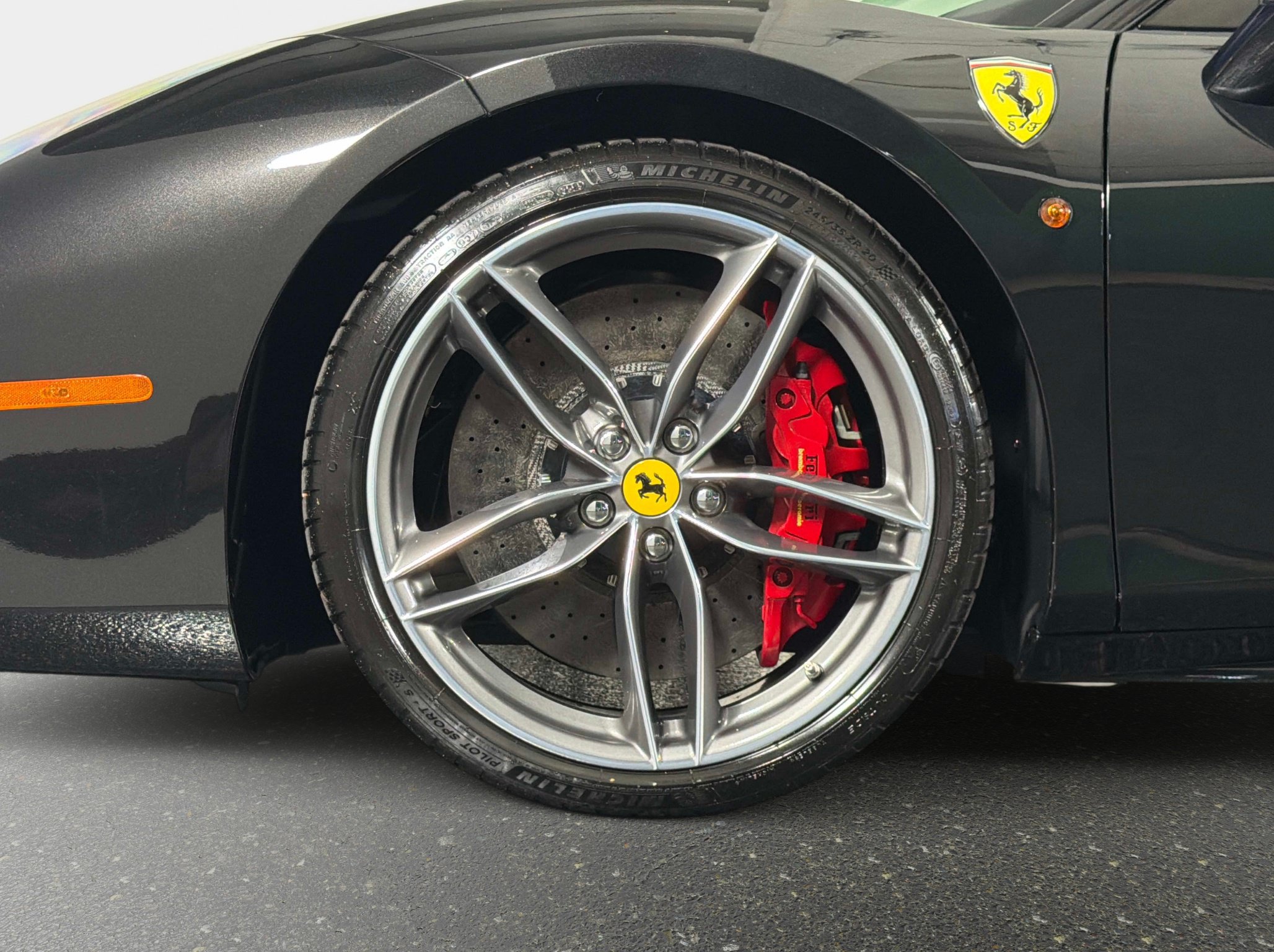 Used 2018 Ferrari 488 GTB RWD image 16