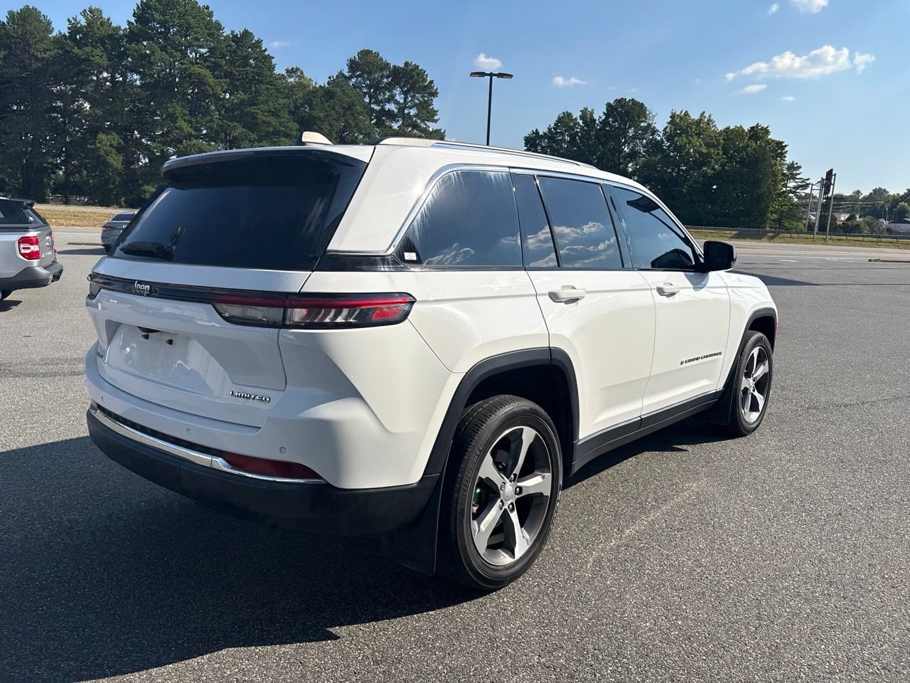 Used 2023 Jeep Grand Cherokee Limited AWD/4WD image 10