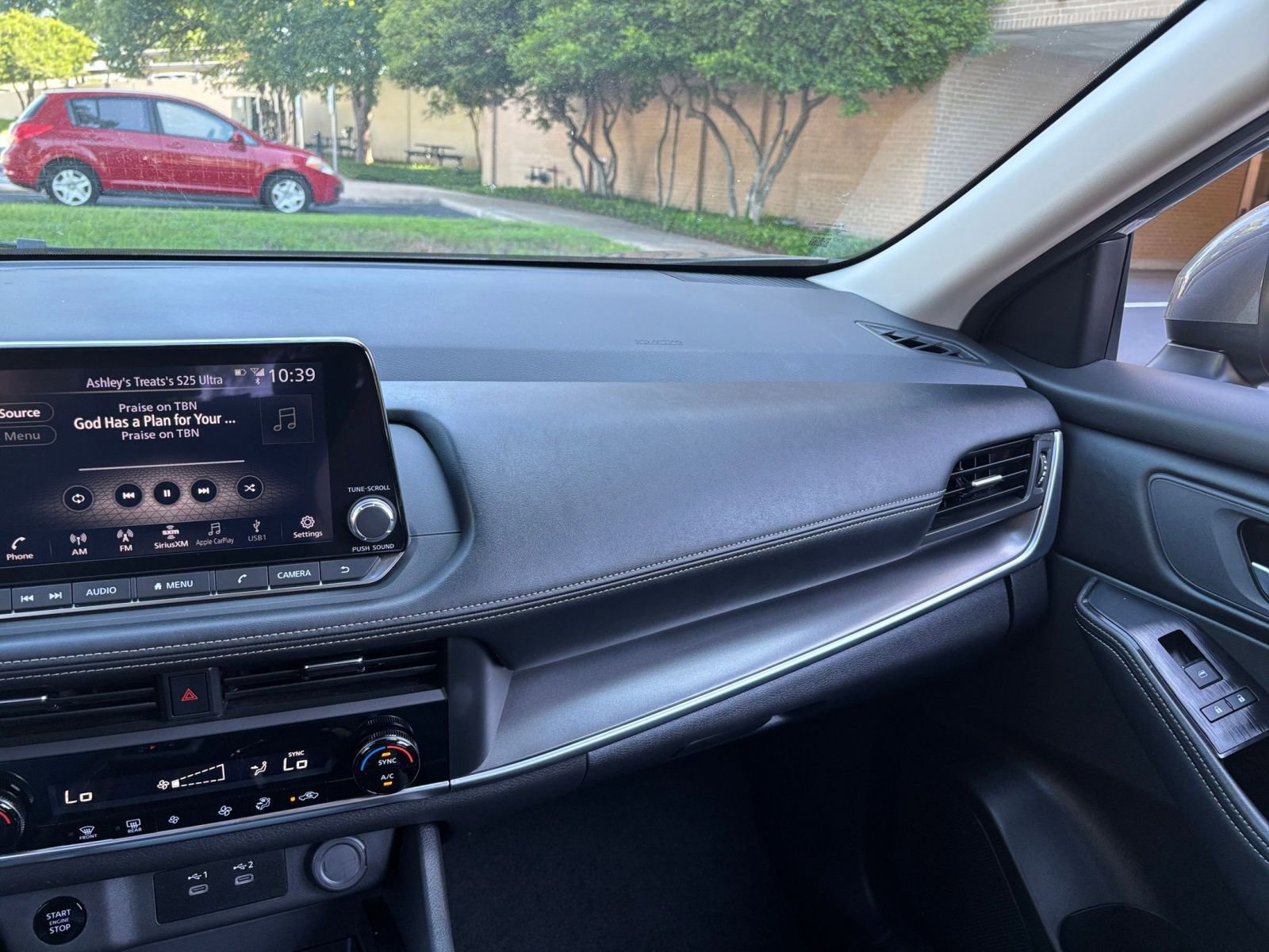 Used 2025 Nissan Rogue SV FWD image 30