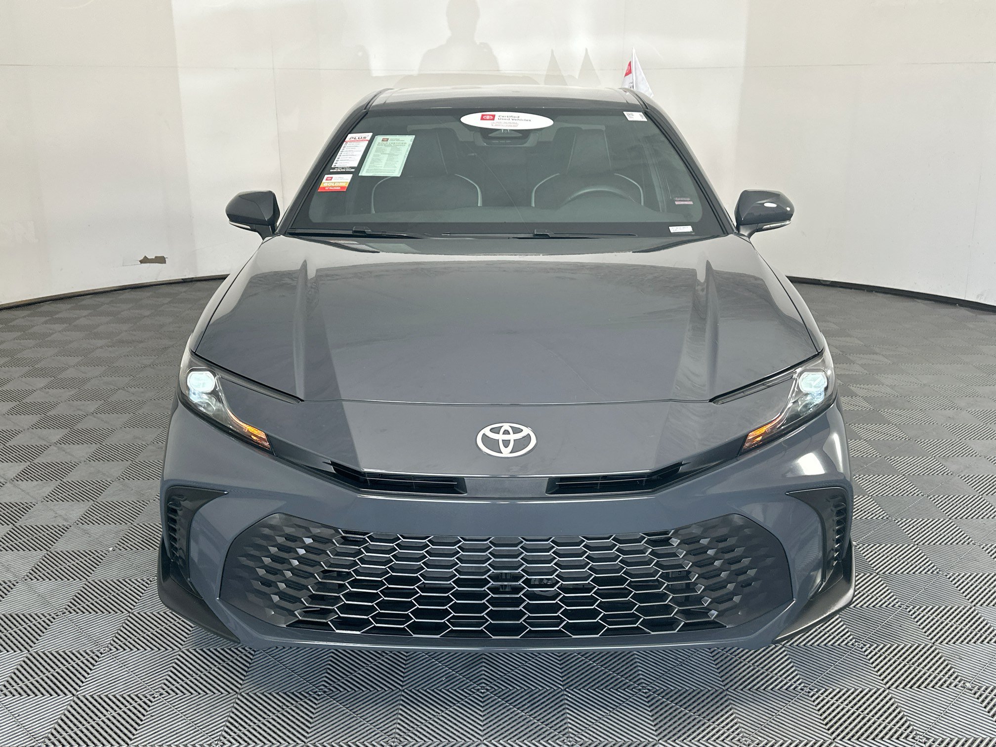 Used 2025 Toyota Camry SE w/ Convenience Package FWD image 8