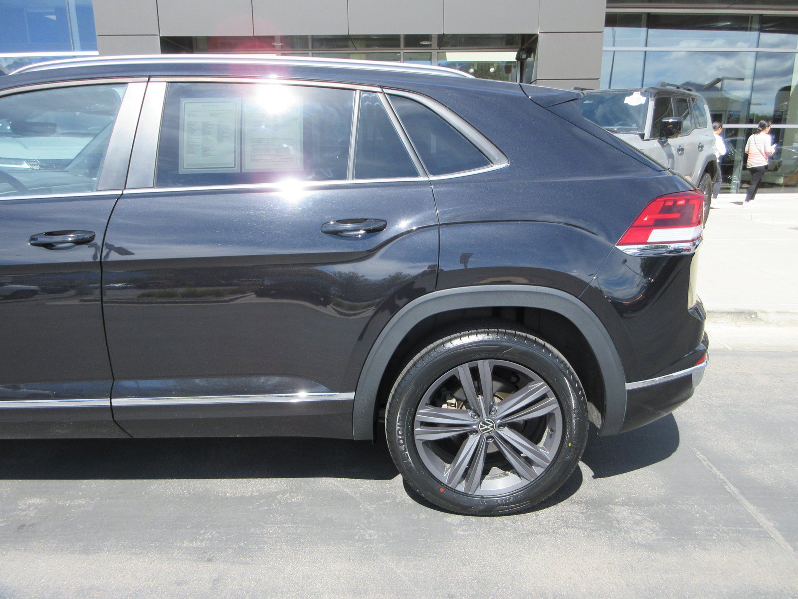 Used 2020 Volkswagen Atlas Cross Sport SE w/ Towing Package AWD/4WD image 5