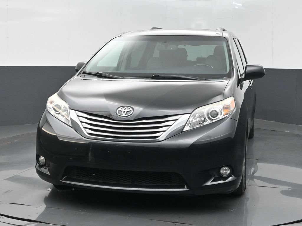 Used 2015 Toyota Sienna XLE FWD image 2