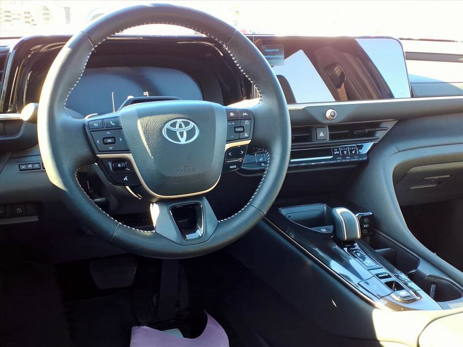 Used 2025 Toyota Crown Signia image 12