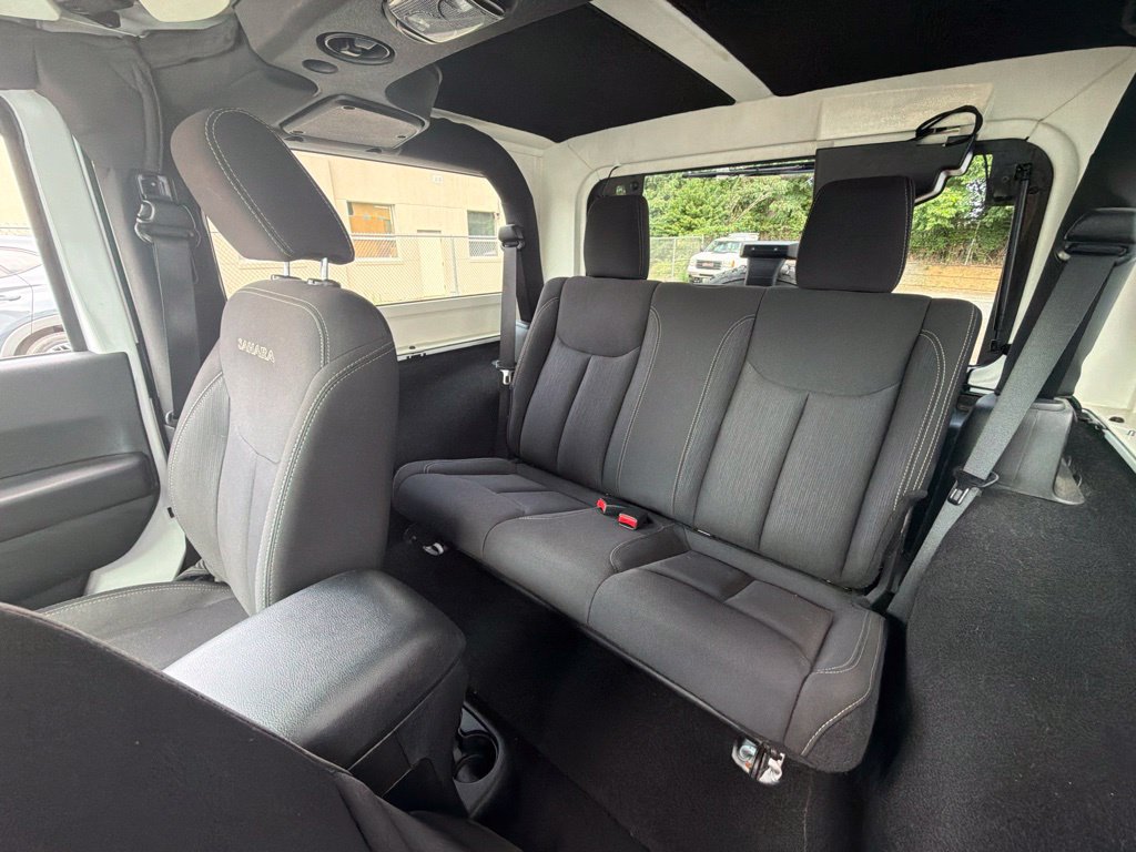 Used 2018 Jeep Wrangler Sahara w/ Connectivity Group AWD/4WD image 15
