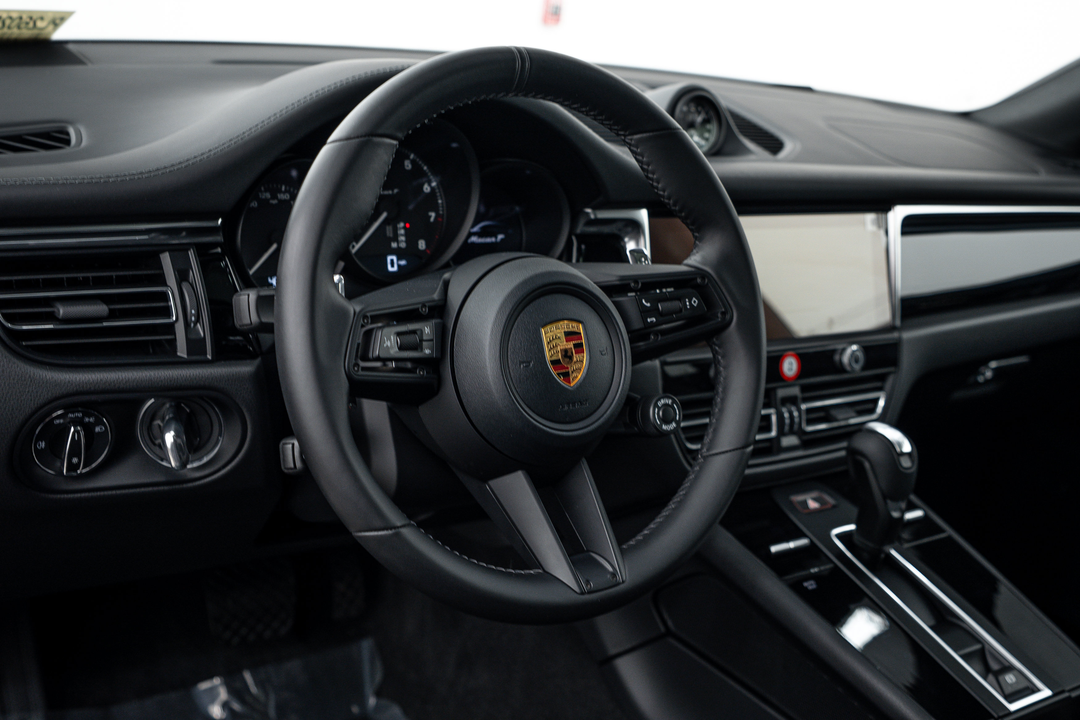 Certified 2026 Porsche Macan Turbo AWD/4WD image 15