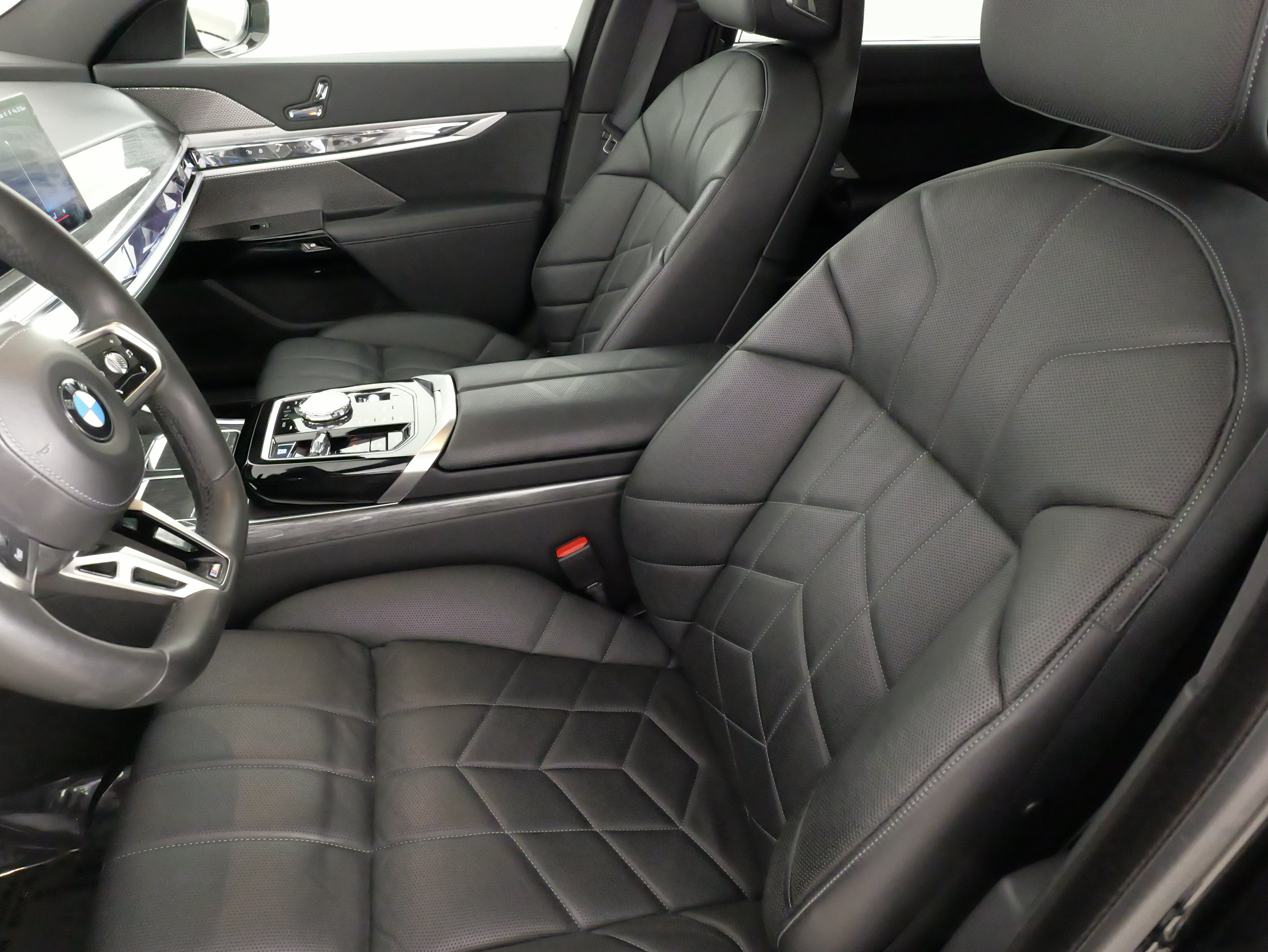 Used 2023 BMW 740i w/ Executive Package RWD image 31
