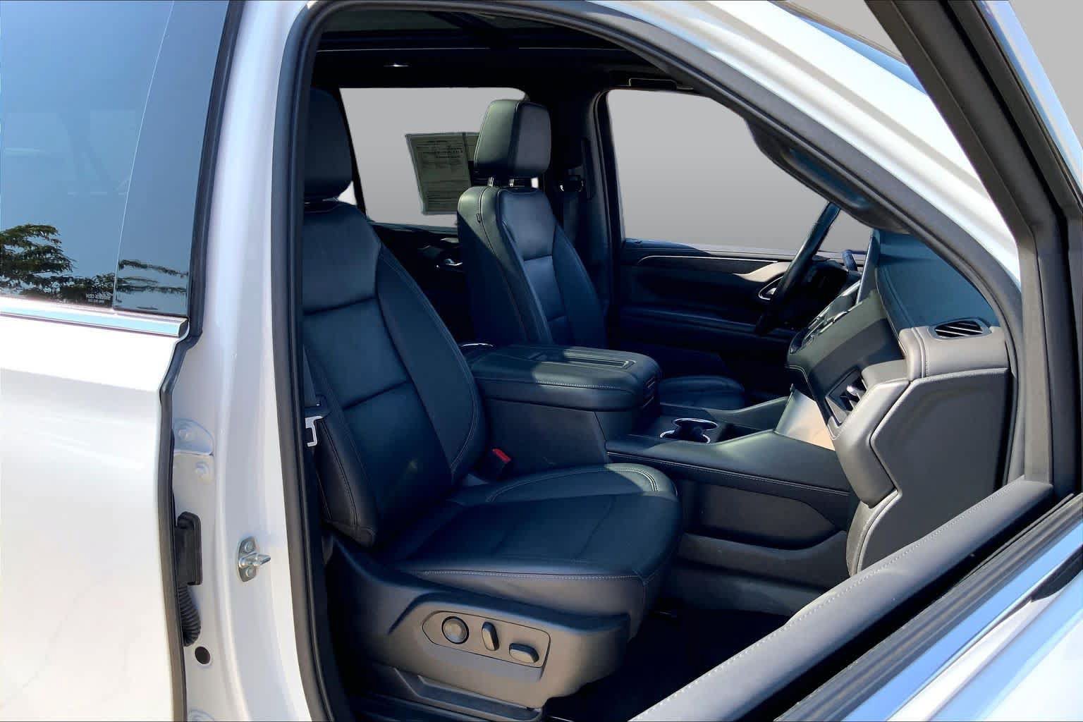 Used 2022 Chevrolet Suburban LT w/ LT Signature Package AWD/4WD image 9