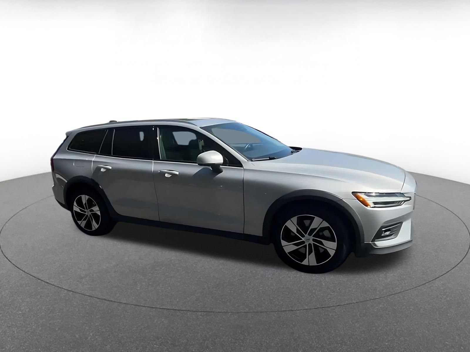 Used 2025 Volvo V60 B5 Cross Country Plus AWD/4WD image 2