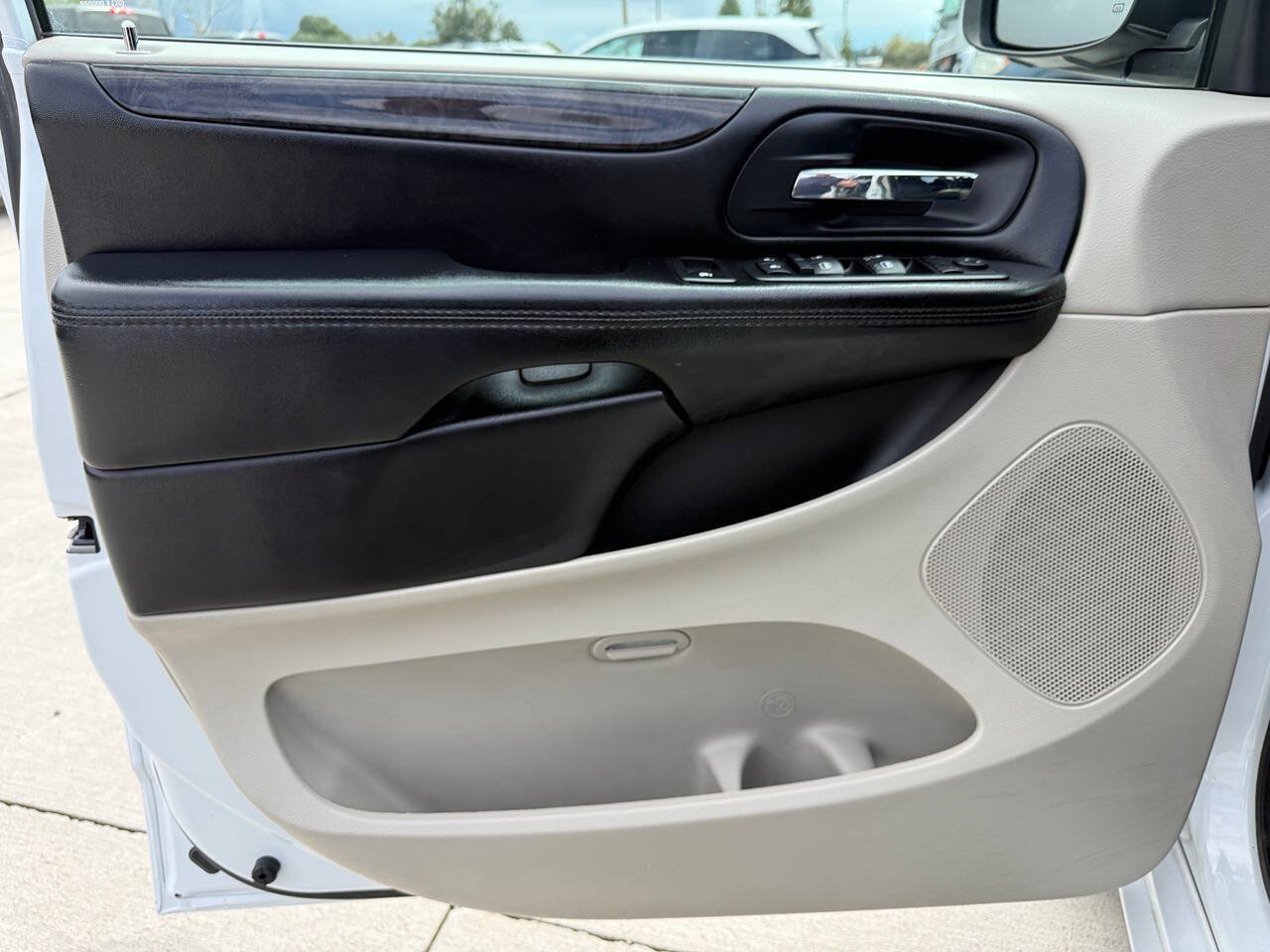 Used 2016 Dodge Grand Caravan SXT FWD image 30