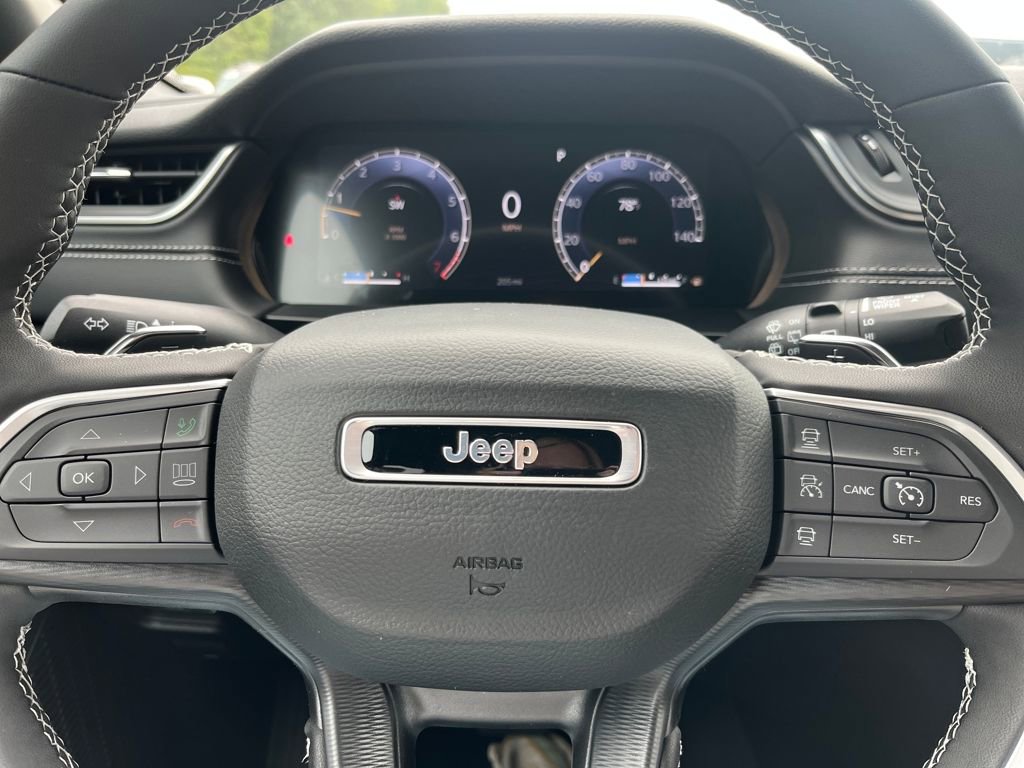 New 2025 Jeep Grand Cherokee 4WD image 2