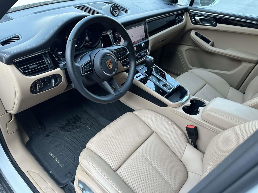Certified 2025 Porsche Macan image 12