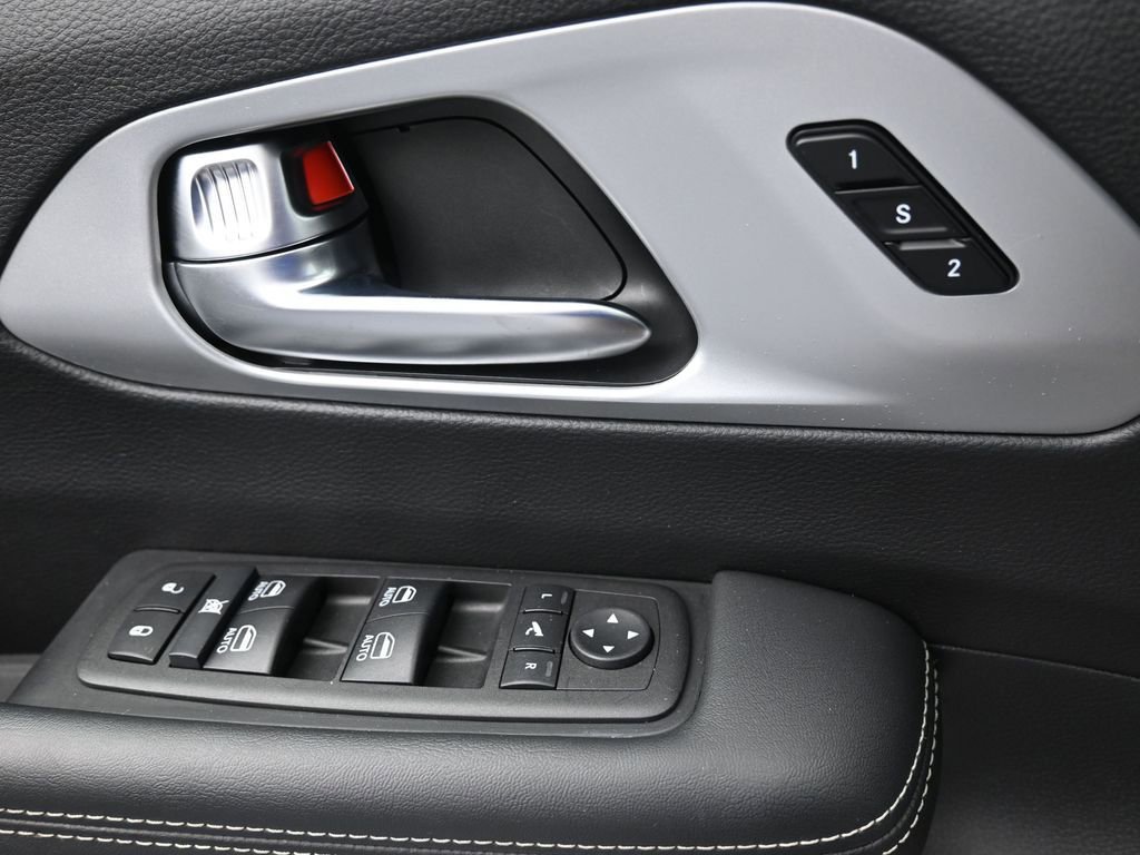 Used 2025 Chrysler Pacifica Limited image 20