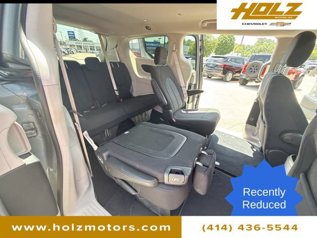 Used 2020 Chrysler Pacifica Touring FWD image 25
