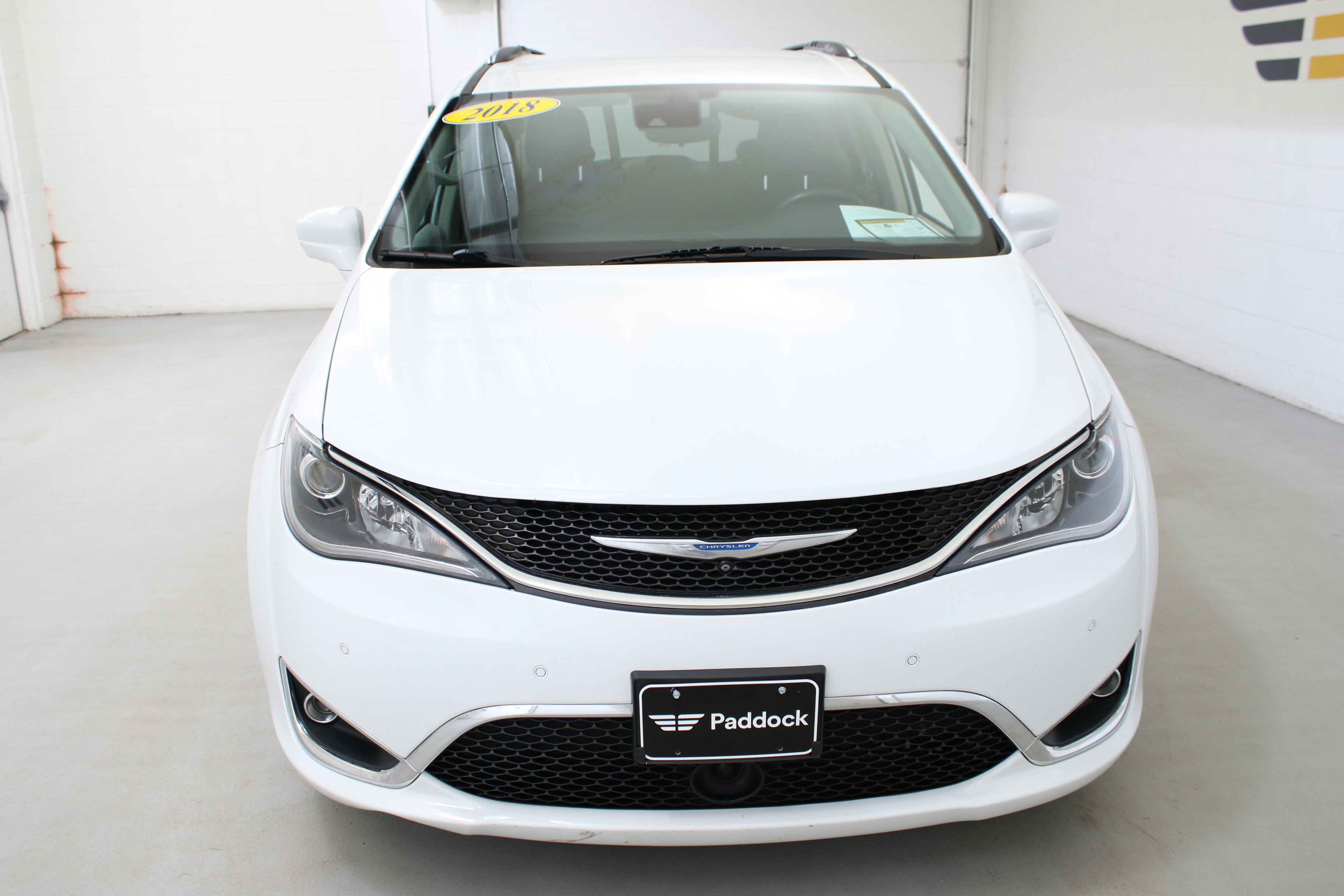 Used 2018 Chrysler Pacifica Touring-L w/ Advanced Safetytec Group FWD image 2