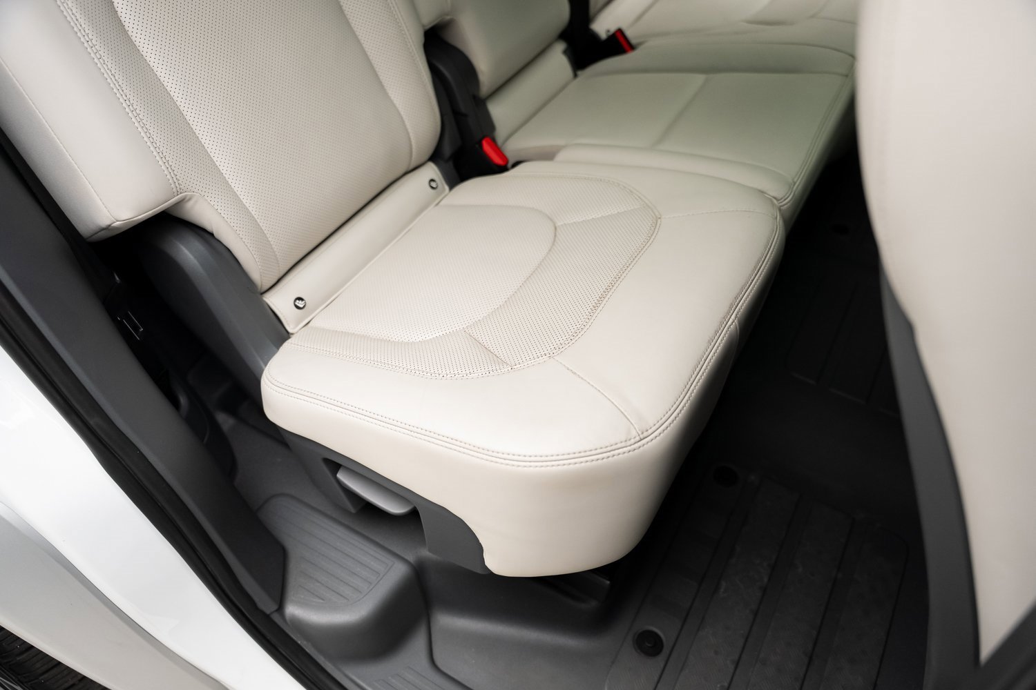 Used 2023 Land Rover Defender 130 First Edition image 66