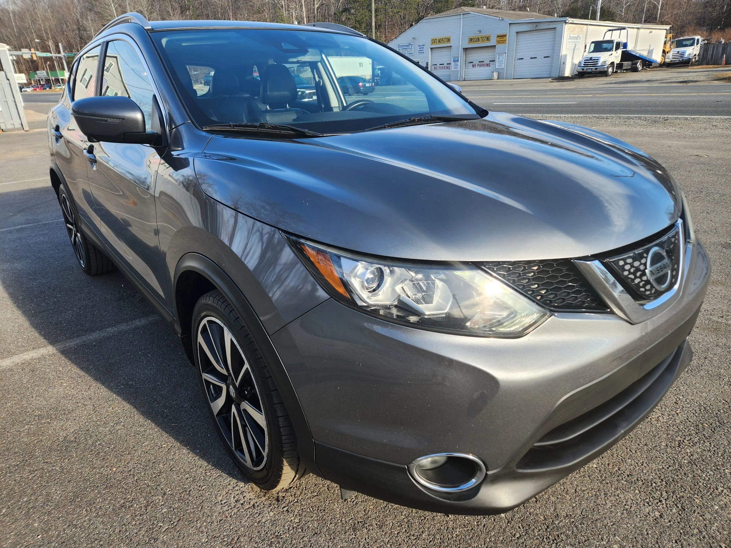 Used 2018 Nissan Rogue Sport SL w/ SL Premium Package image 3