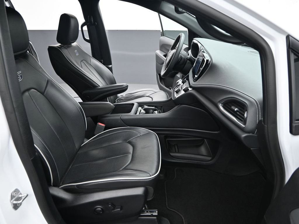 Used 2025 Chrysler Pacifica Limited image 23