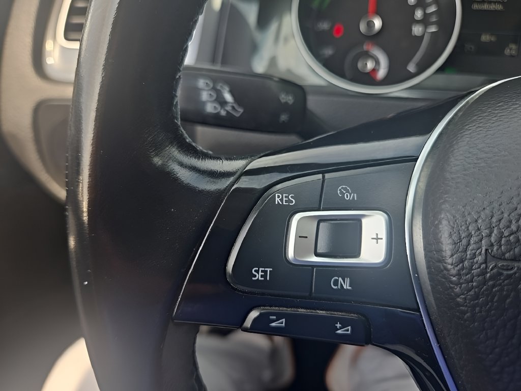 Used 2018 Volkswagen e-Golf SEL FWD image 29