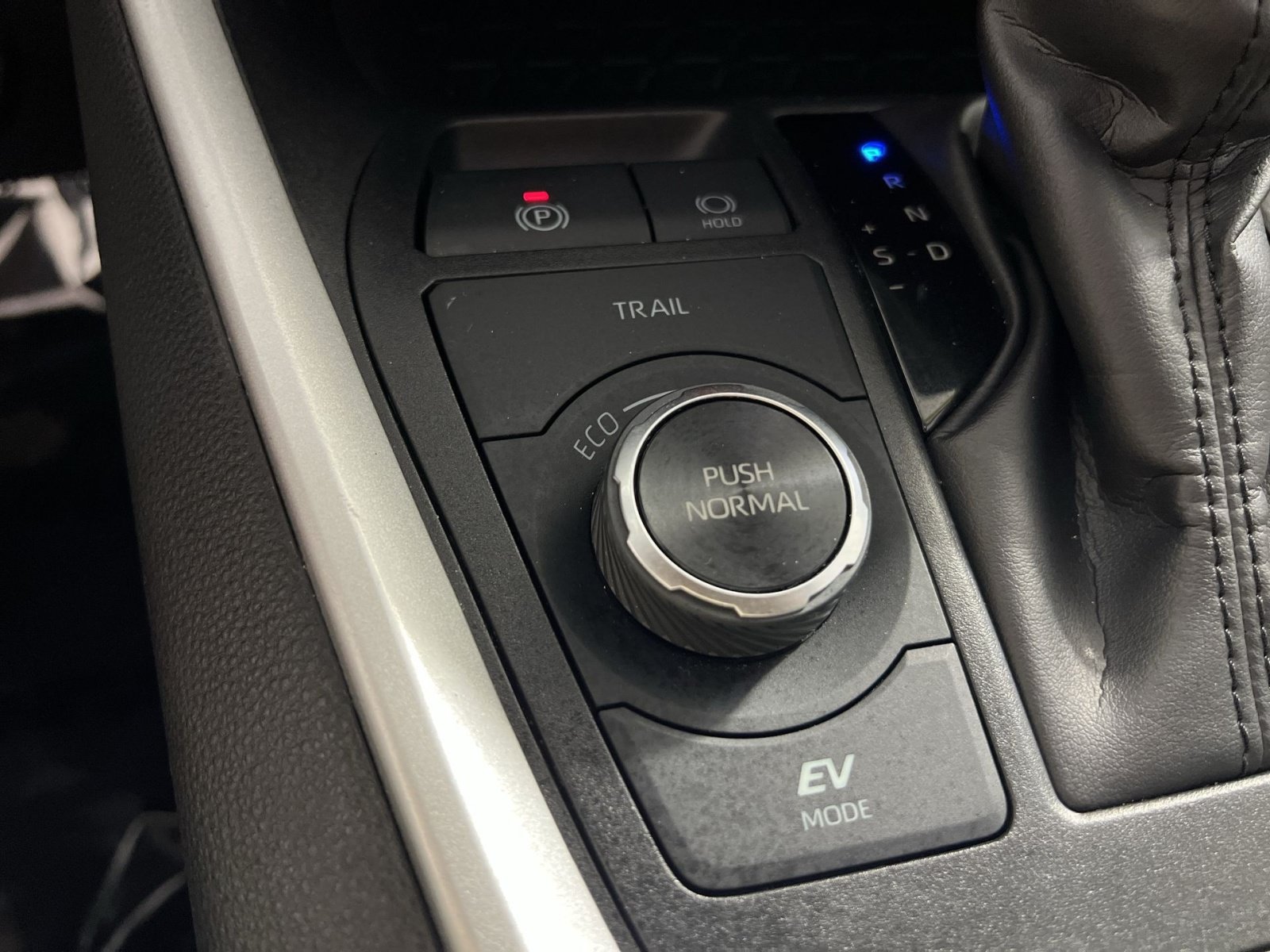 Used 2025 Toyota RAV4 XLE AWD/4WD image 32