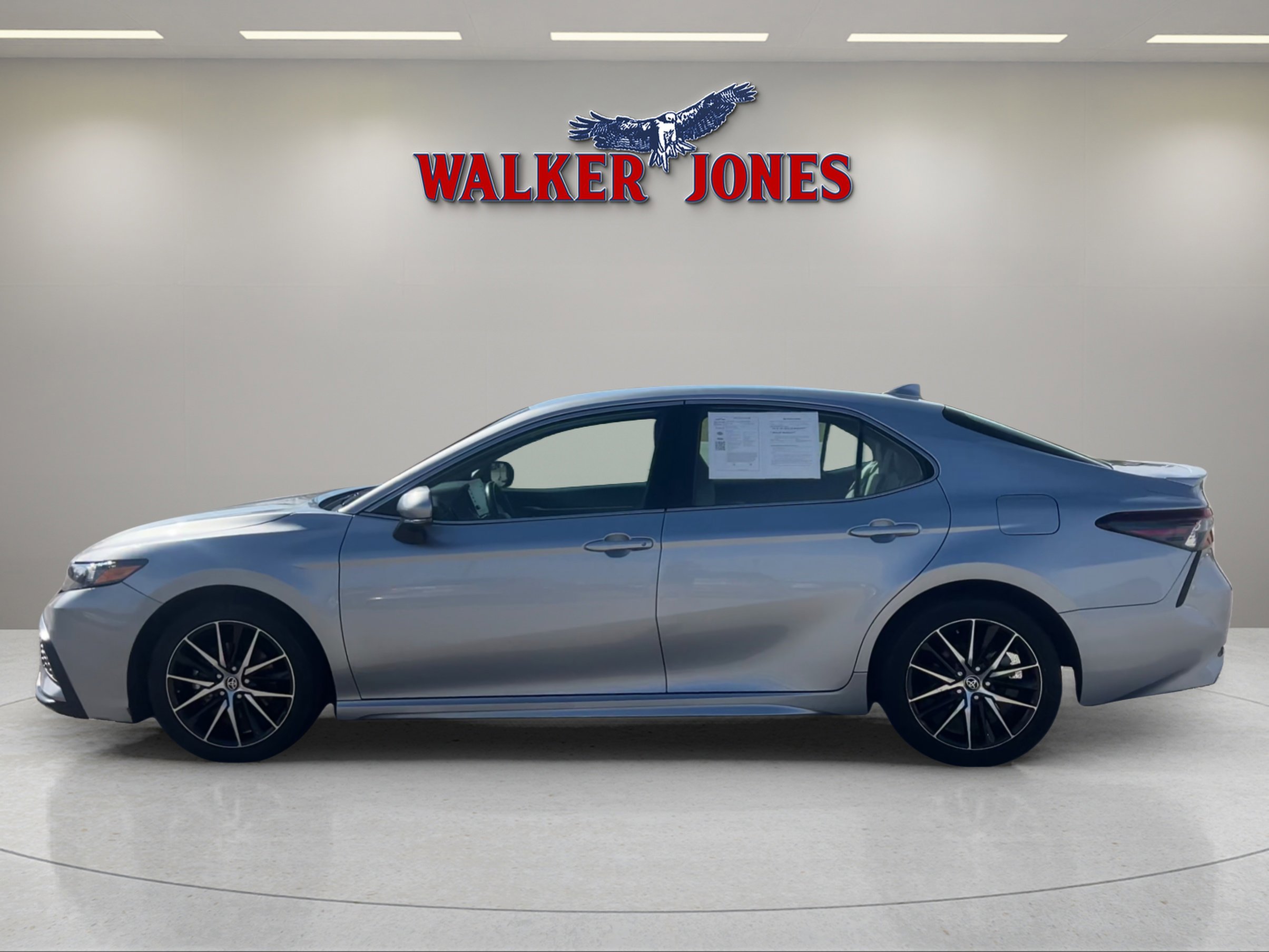 Used 2024 Toyota Camry SE image 6