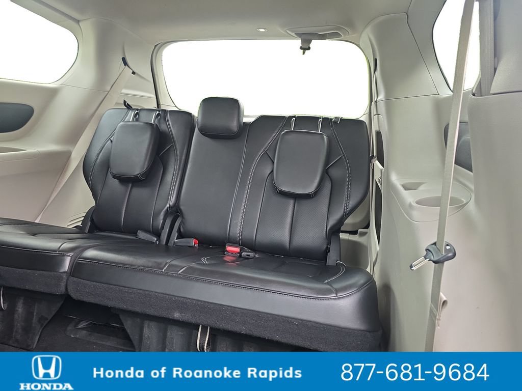 Used 2023 Chrysler Pacifica Touring-L FWD image 18