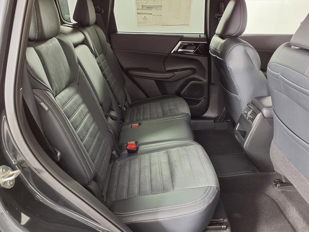 New 2025 Mitsubishi Outlander SE image 11