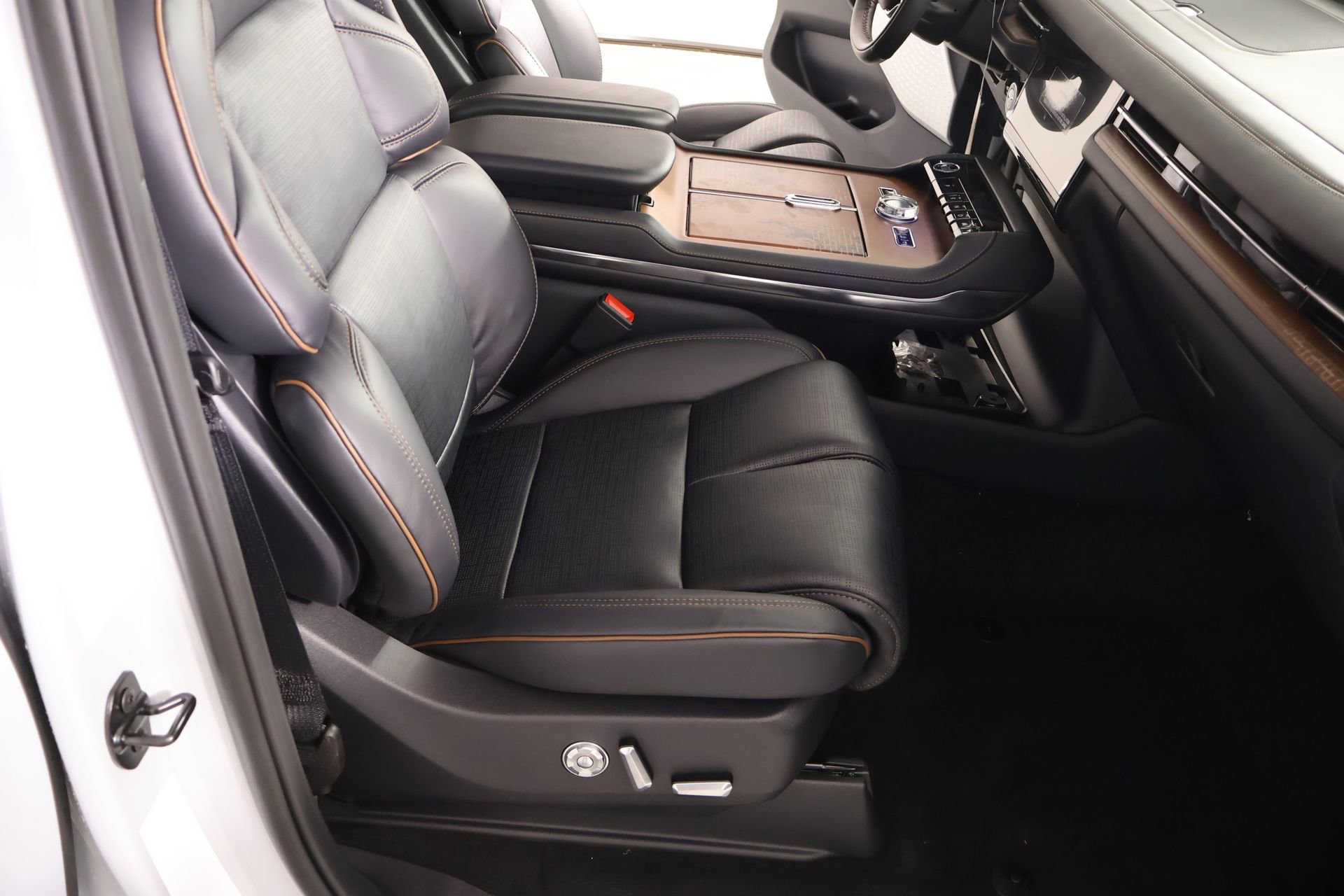 New 2026 Lincoln Navigator L Black Label AWD/4WD image 14