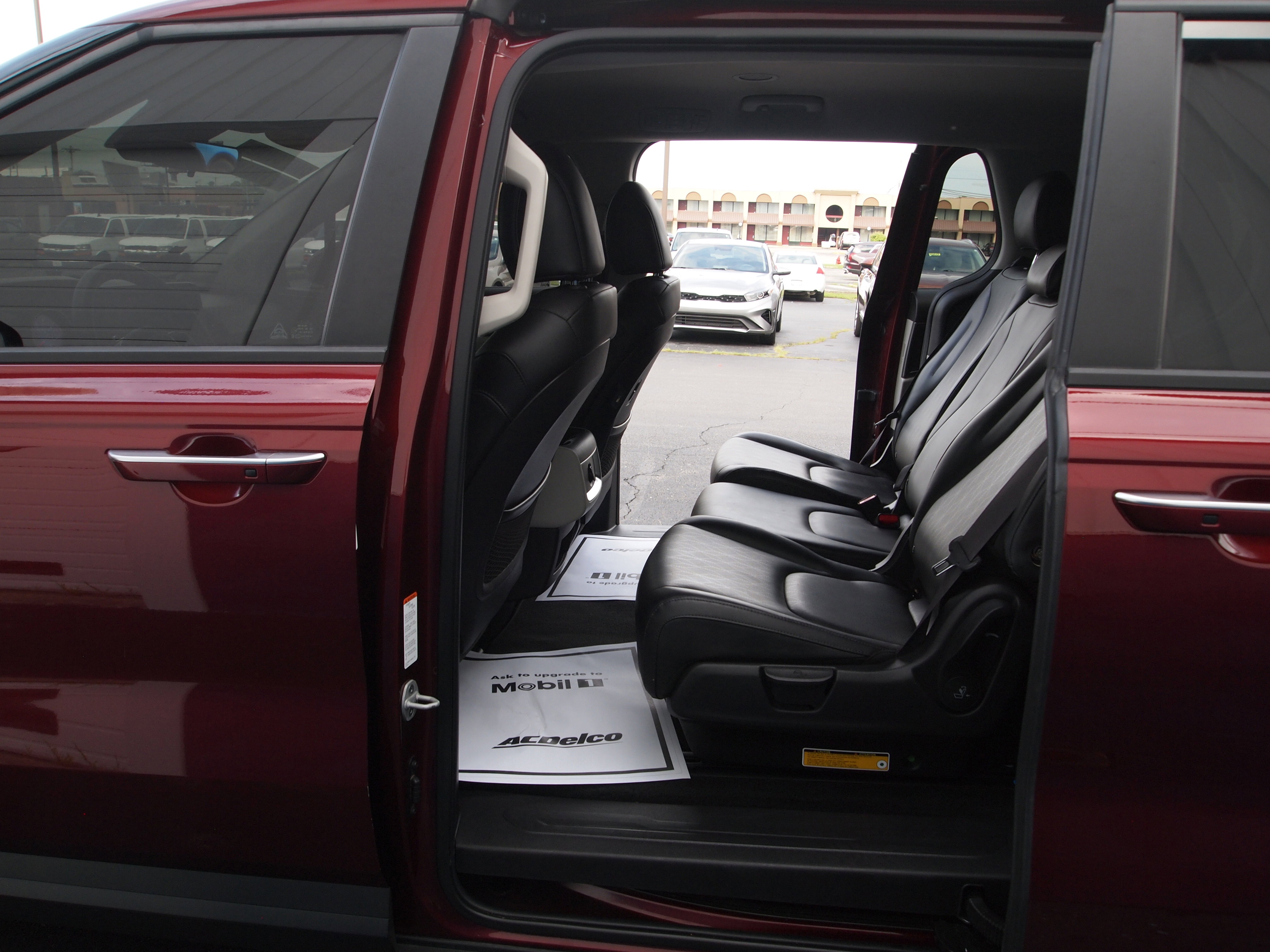 Used 2023 Kia Carnival LX FWD image 31