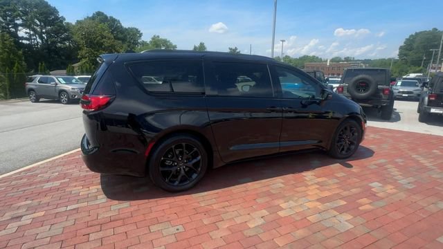 Used 2025 Chrysler Pacifica Limited FWD image 3