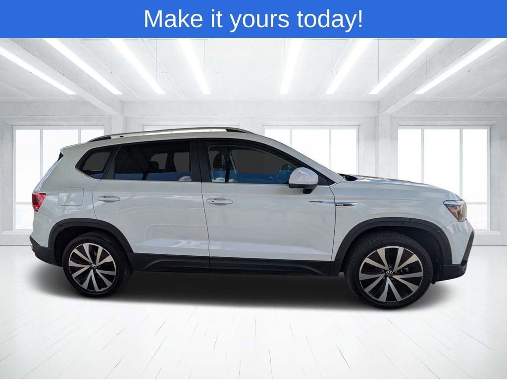 Used 2022 Volkswagen Taos SE image 2