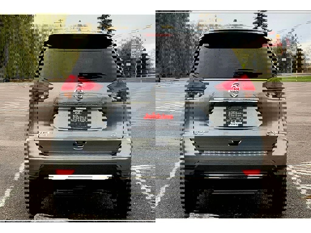 Used 2018 Nissan Rogue SV image 4