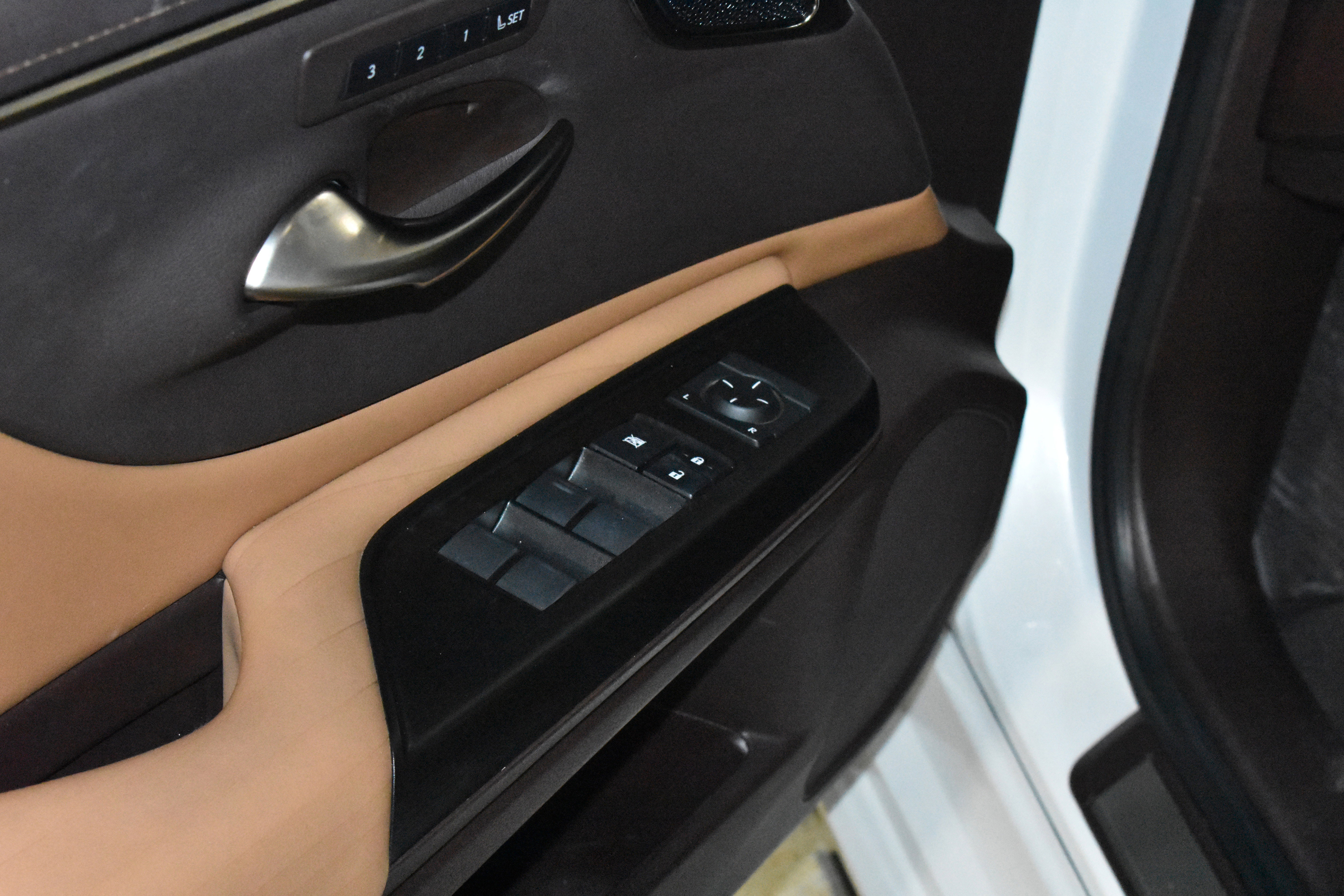 Used 2019 Lexus ES 300h Ultra Luxury w/ Accessory Package FWD image 23