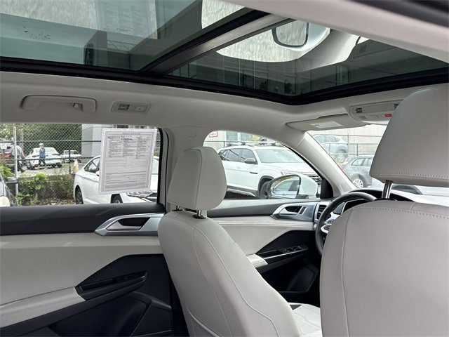 Used 2025 Volkswagen Taos SE image 33