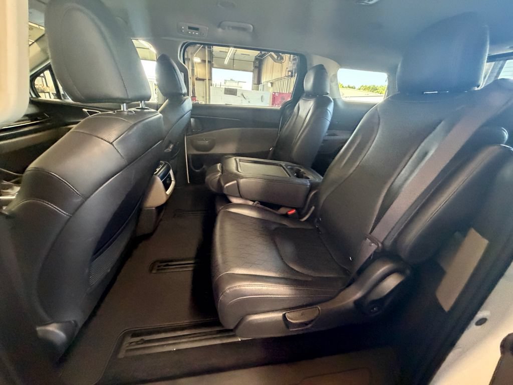 Used 2025 Kia Carnival FWD image 23
