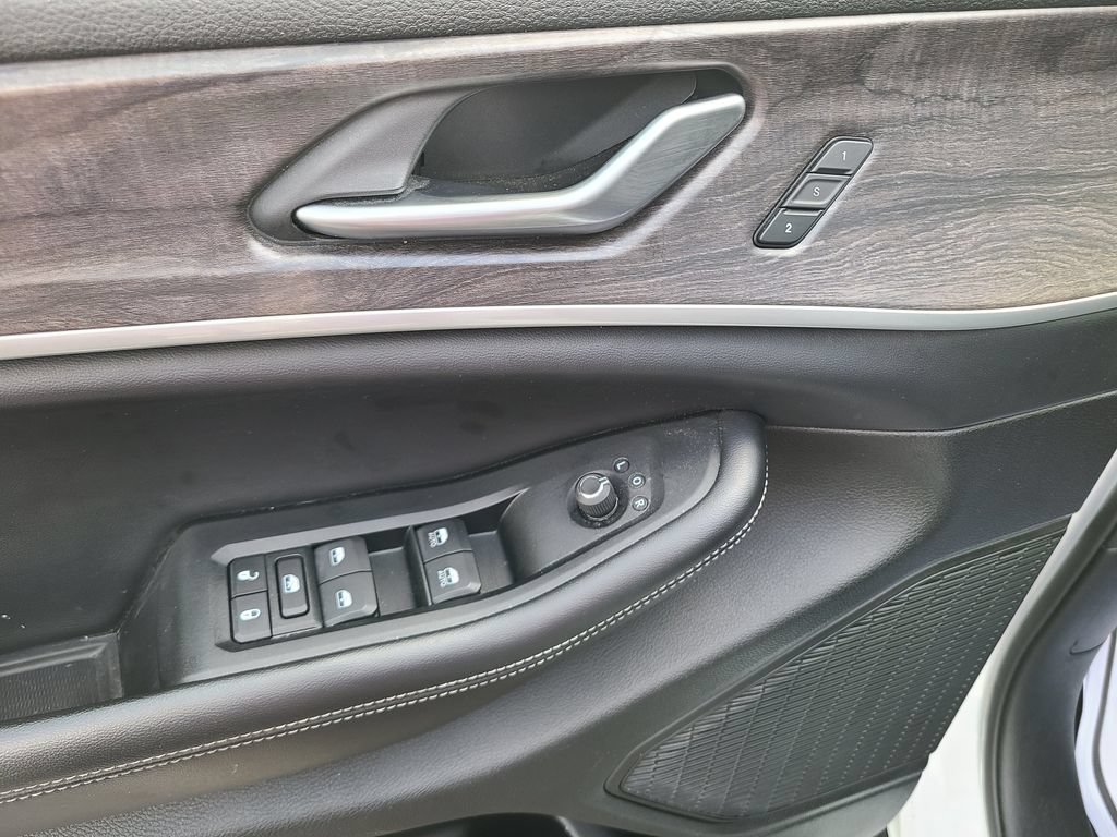 Used 2024 Jeep Grand Cherokee L Limited AWD/4WD image 4