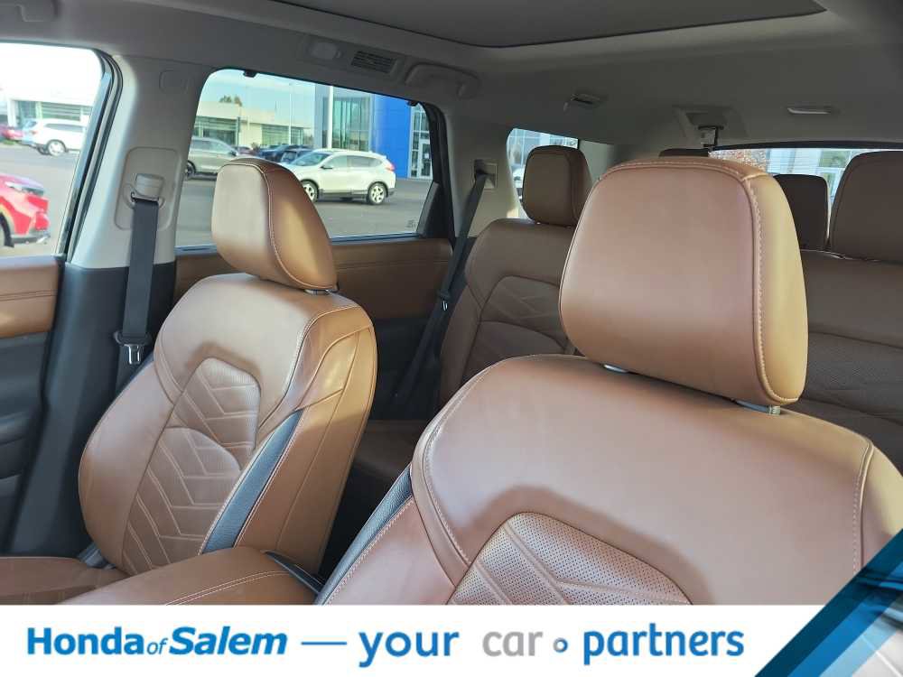 Used 2022 Nissan Pathfinder Platinum w/ Cargo Package image 11