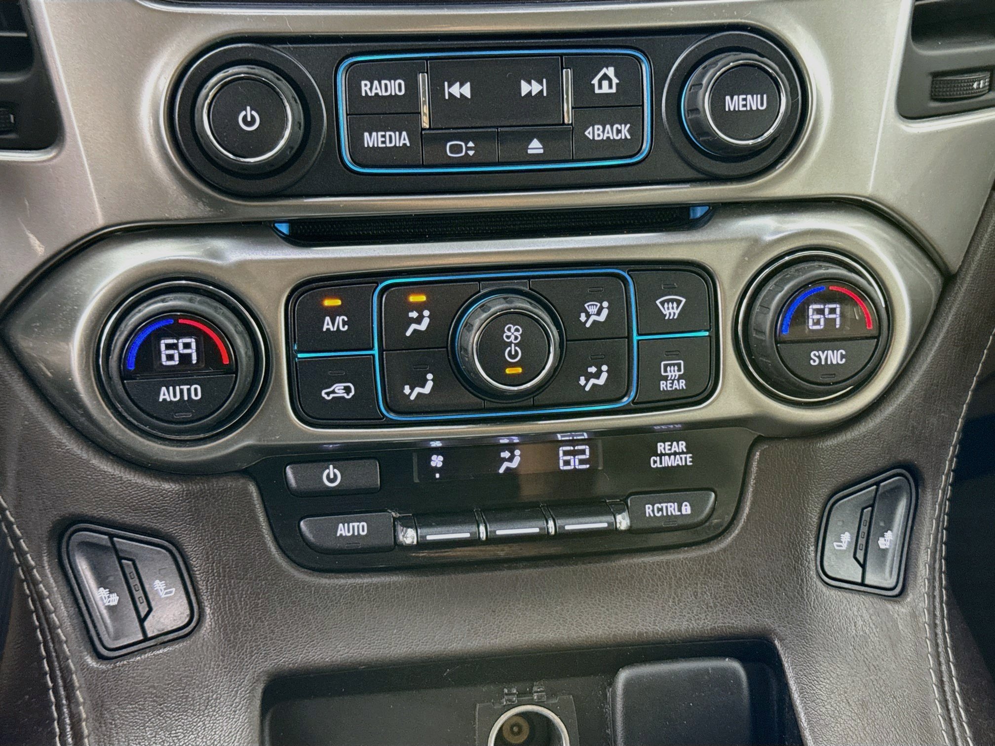 Used 2017 Chevrolet Suburban LT RWD image 16