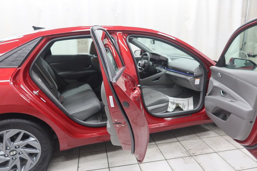 Used 2024 Hyundai Elantra Blue FWD image 9