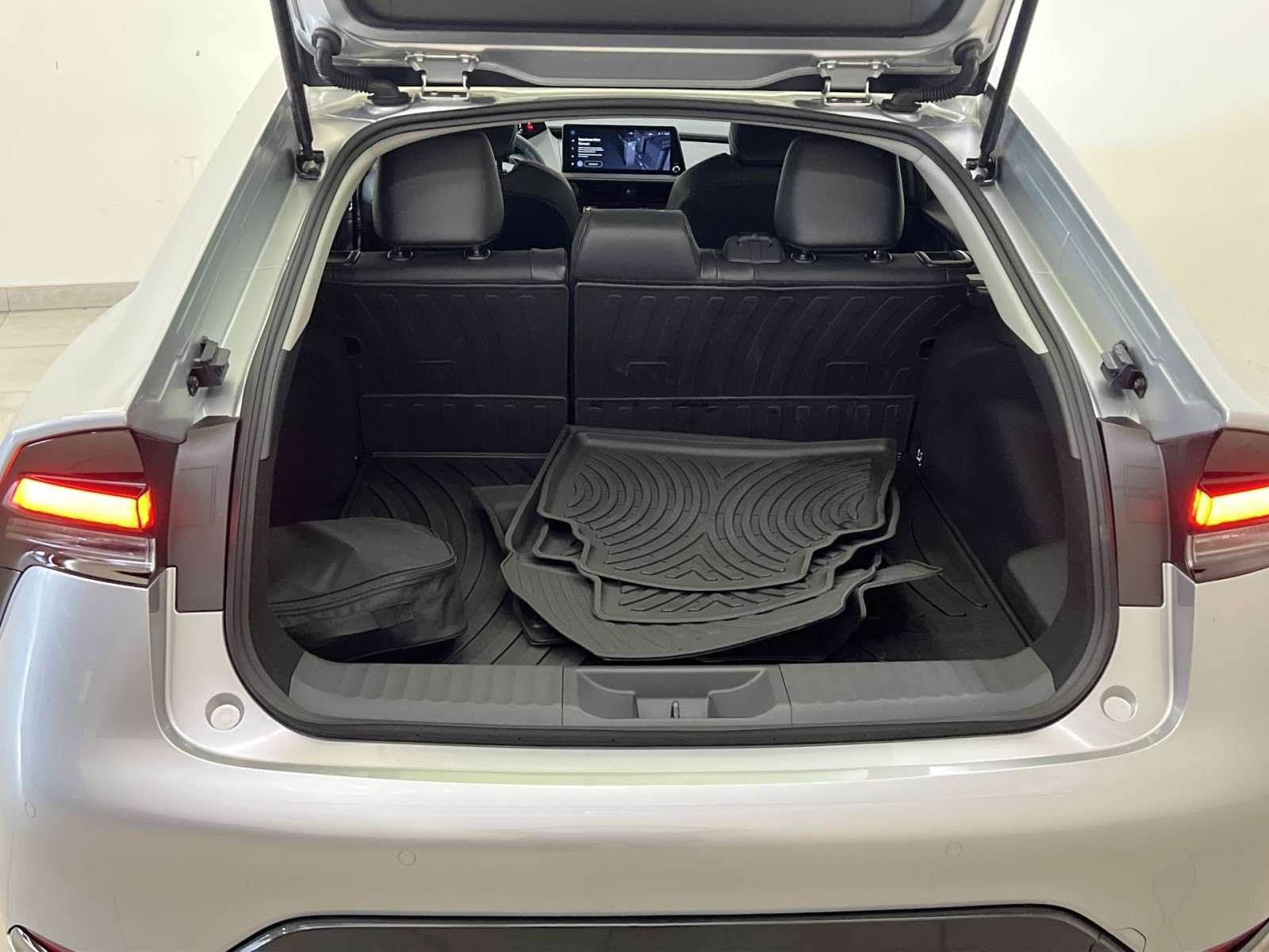 Used 2026 Toyota Prius Plug-In Hybrid FWD image 24