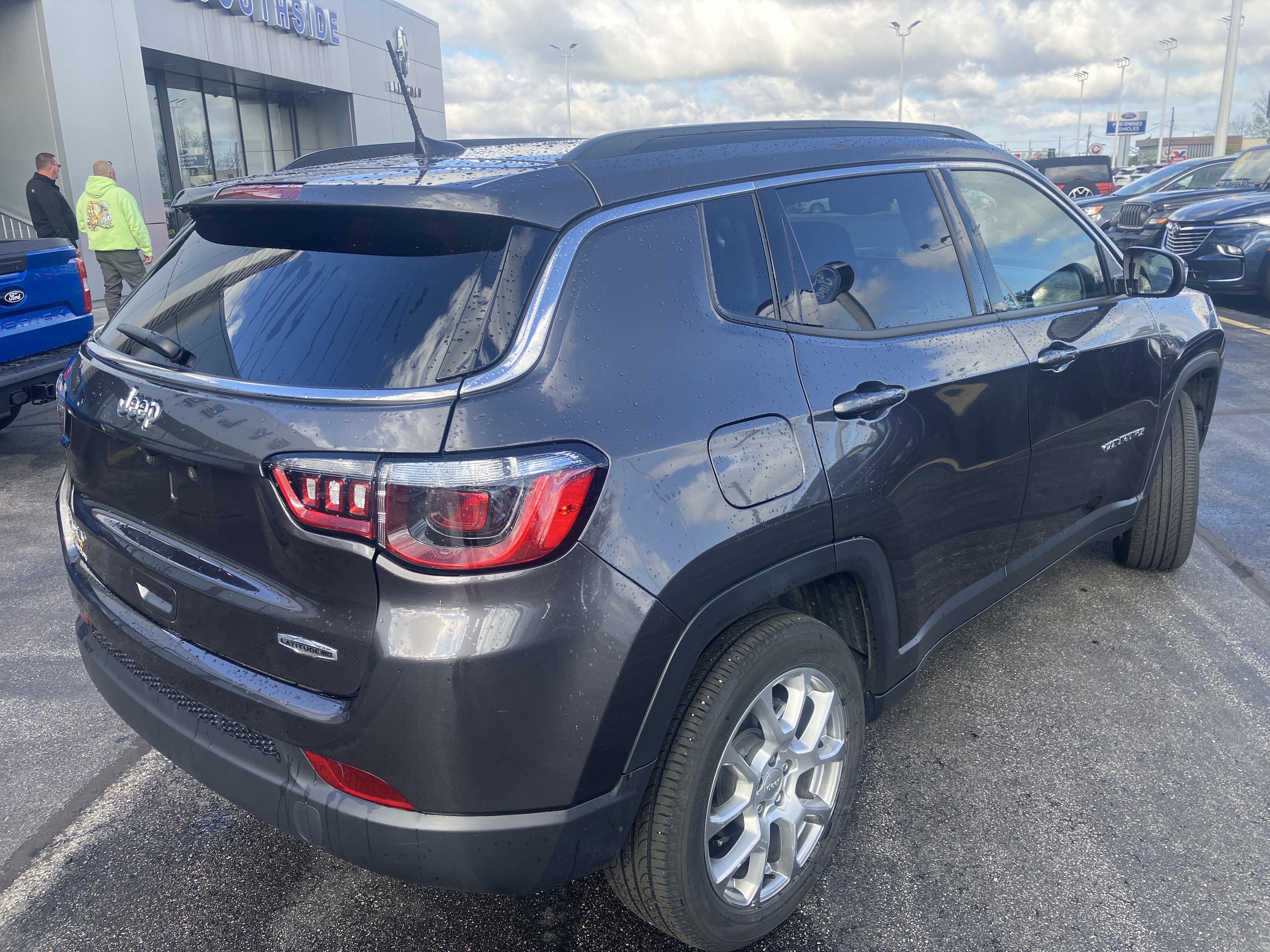 Used 2022 Jeep Compass Latitude w/ Sun and Sound Group AWD/4WD image 7