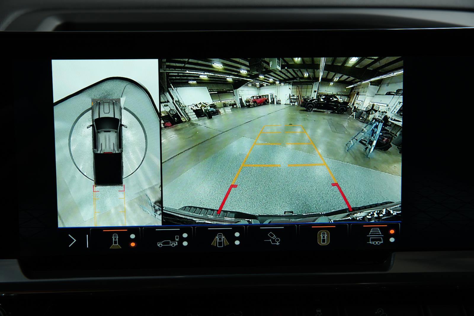 New 2025 GMC Sierra 2500 SLE w/ SLE Value Package; image 31