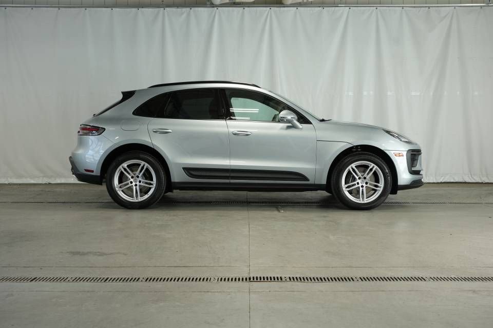 Certified 2025 Porsche Macan AWD/4WD image 8