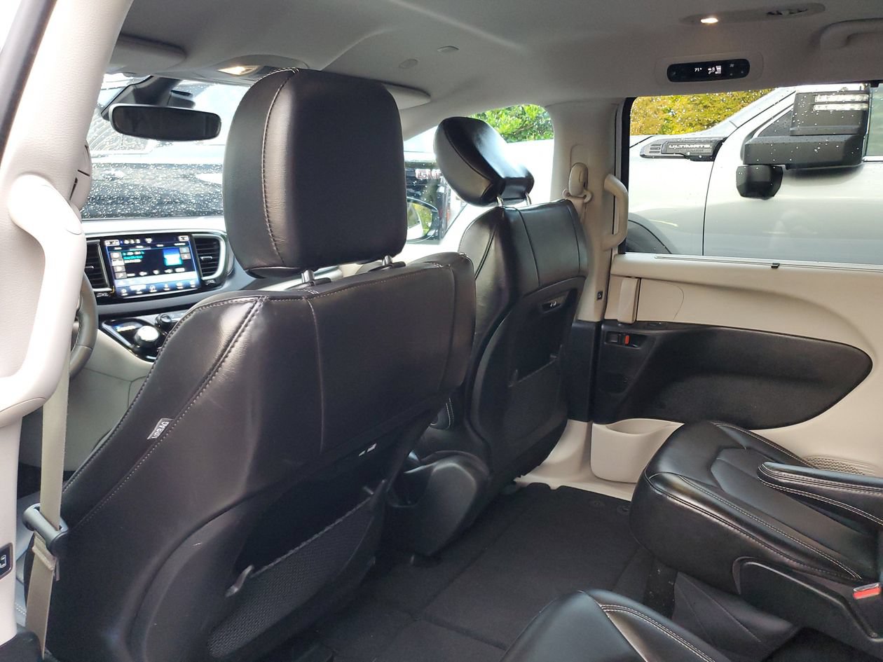 Used 2024 Chrysler Pacifica Touring-L FWD image 8