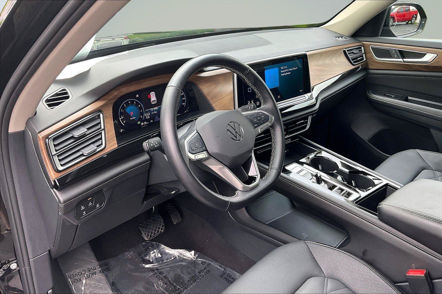 Used 2025 Volkswagen Atlas SE AWD/4WD image 15