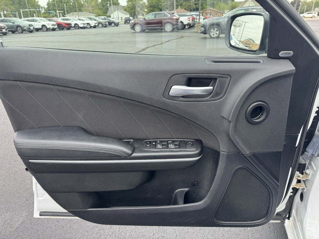 Used 2023 Dodge Charger SXT image 2