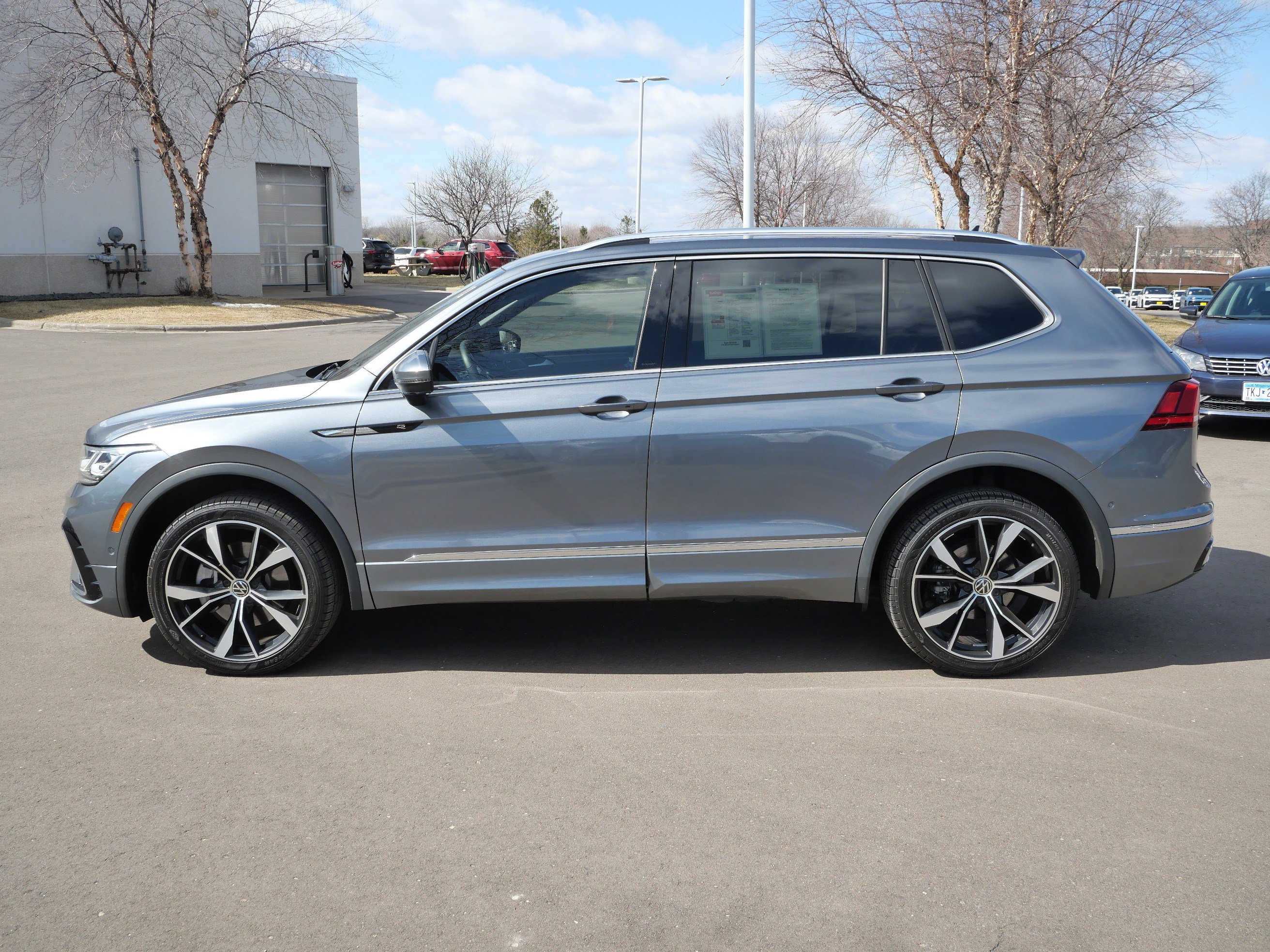 Used 2022 Volkswagen Tiguan SEL R-Line image 4